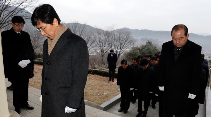 안희정 지사, 1일 도 간부공무원들과 예산 충령사 참배