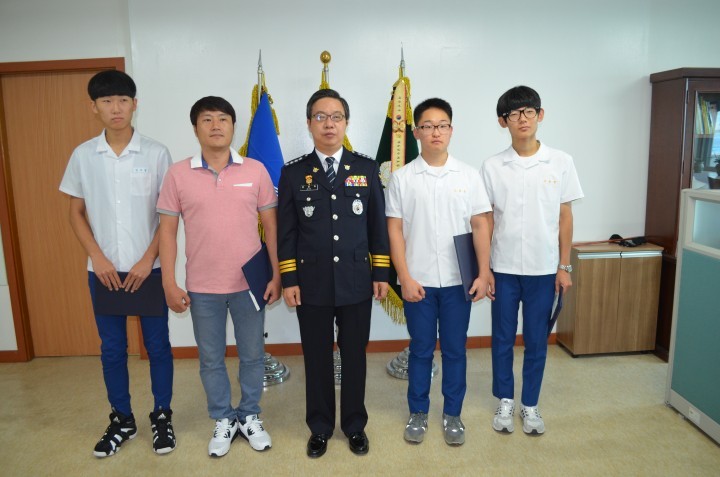  범인검거 용감한 주민 및 학생 표창장 수여