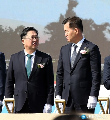 대화 나누는 이장우 대전시장과 석종건 방위사업청장