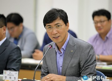 발언하는 안희정 충남도지사