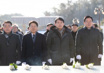 이정선 광주교육감 참배 복장 ‘불량’...“복장 터진다”
