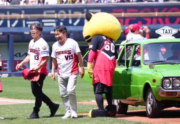 KIA 타이거즈 5‧18 홈경기서 1980년 당시를 재현한 택시를 타고 이동하는 강기정 광주시장