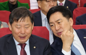 "네이버뉴스, 與 '윤석열' 검색하면 비판기사 일색 ..이걸 본 국민의 尹 긍정 평가? 기적에 가까워