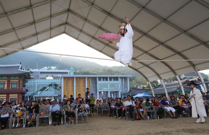 산청한방약초축제장에서 ‘김대균 전통 줄타기’ 3일간 공연