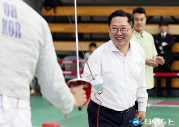 펜싱 대회에서 시검하는 이장우 대전시장