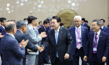 윤대통령 "정부 R&D 투자, 세계 최고 연구에 투입돼야"