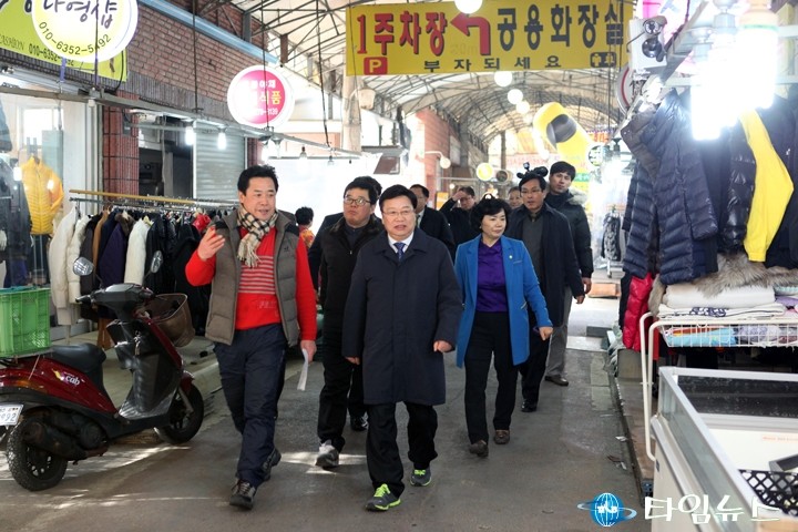 권선택 대전시장, 설맞아 한민시장 찾아 장보기