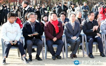 ‘사랑의 온도탑’ 제막식에 참석한 최충규·정용래·서철모·전재현·박희조