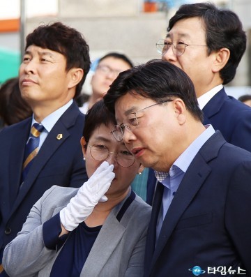비밀대화 하는 권선택 시장과 박정현 시의원