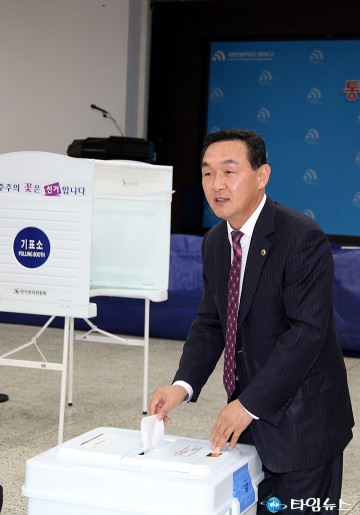 사전 투표하는 박희진 대전시의회 의원