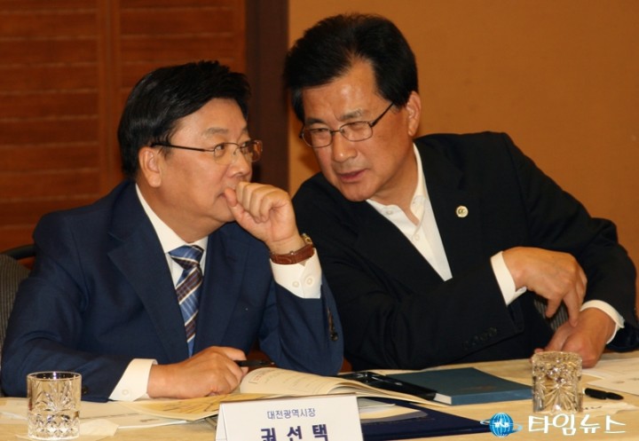 권선택 대전시장·이시종 충북지사, 의견교환 중!