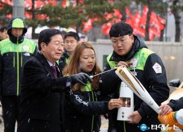 성화 불씨 점화하는 장종태 서구청장