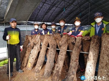 무공봉사회, 표고 농가 일손돕기 봉사로 구슬땀