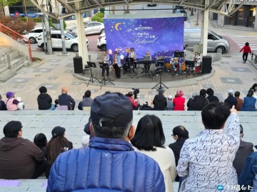 제천시노인회 실버밴드, 청전공원서 '봄밤의 향연' 공연 성료