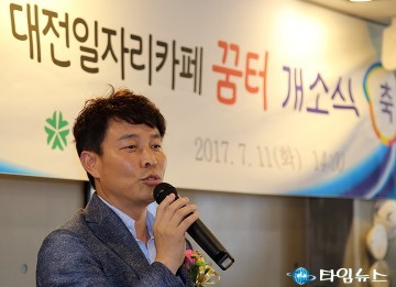 덕담하는 대전시의회 전문학 의원