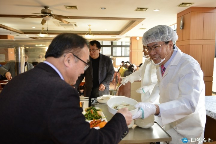 이근규 제천시장 구내식당서 떡국 배식봉사 