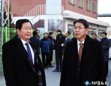 가수원역 둘러보는 이재관 대전시장 권한대행과 장종태 서구청장