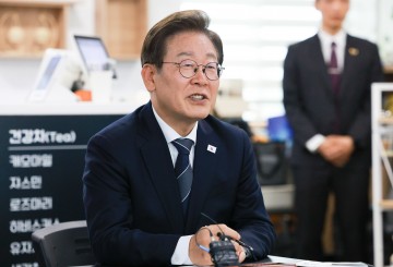 이 대통령 "정치 사명은 국민 안전·평화…"  일부 주민 '굴종에 평화는 없다' 주장