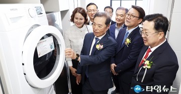 ‘희망디딤돌 대전센터’ 둘러보는 이장우 대전시장