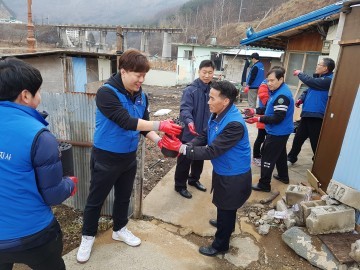 민둥산 관리역 연탄 3,000장 독거노인 5가구 전달