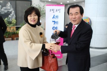 김지철 충남교육감, 세계 여성의 날 맞아 직원들 출근길에 다과 나눠