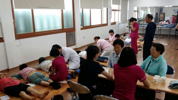여름철 한방 의료봉사로 어르신 건강 체크